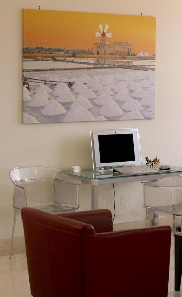 Hotel Tiziano Trapani Bagian luar foto